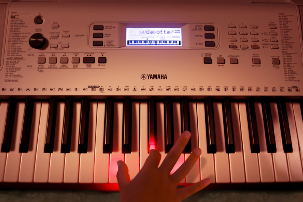 EZ-300 YAMAHA : Le clavier magique avec ses touches lumineuses