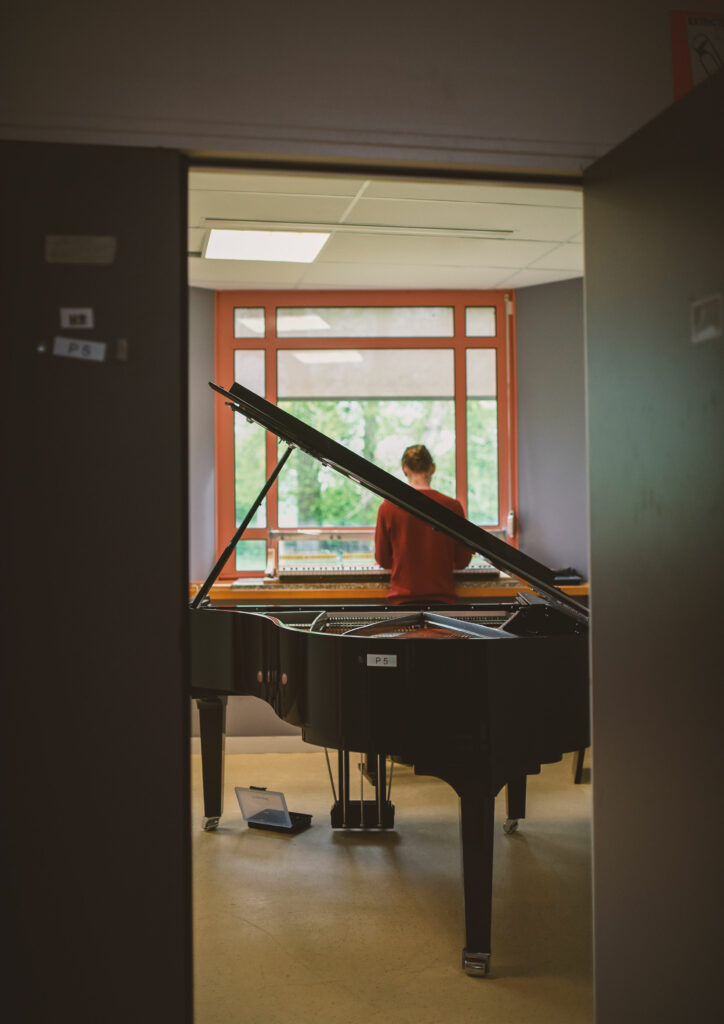 Un homme travail sur les touches d'un panier à queue dans l'atelier lutherie piano de l'Itemm, l'école basée au Mans qui forme les professionnels de la lutherie.